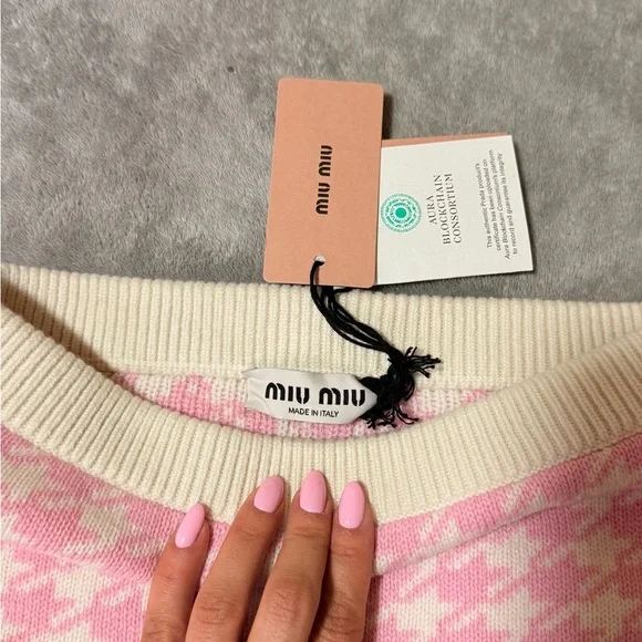 Miu Miu Pink and Cream Houndstooth Knit Mini Skirt with Logo - Picture 2 of 3